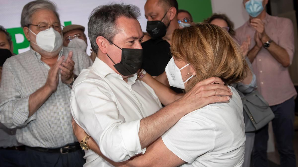 El alcalde de Sevilla y próximo candidato socialista a la Junta, Juan Espadas, es felicitado por su rival, Susana Díaz, secretaria general del PSOE-A, tras vencer en las primarias del partido, este 13 de junio de 2021 en la sede regional de la federación, en Sevilla.