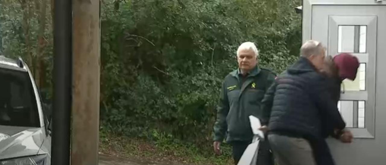 Uno de los detenidos, entrando ayer en el juzgado.