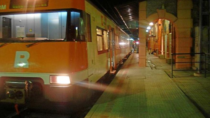 Un tren aturat a l&#039;andana no adaptada de Puigcerdà, de matinada