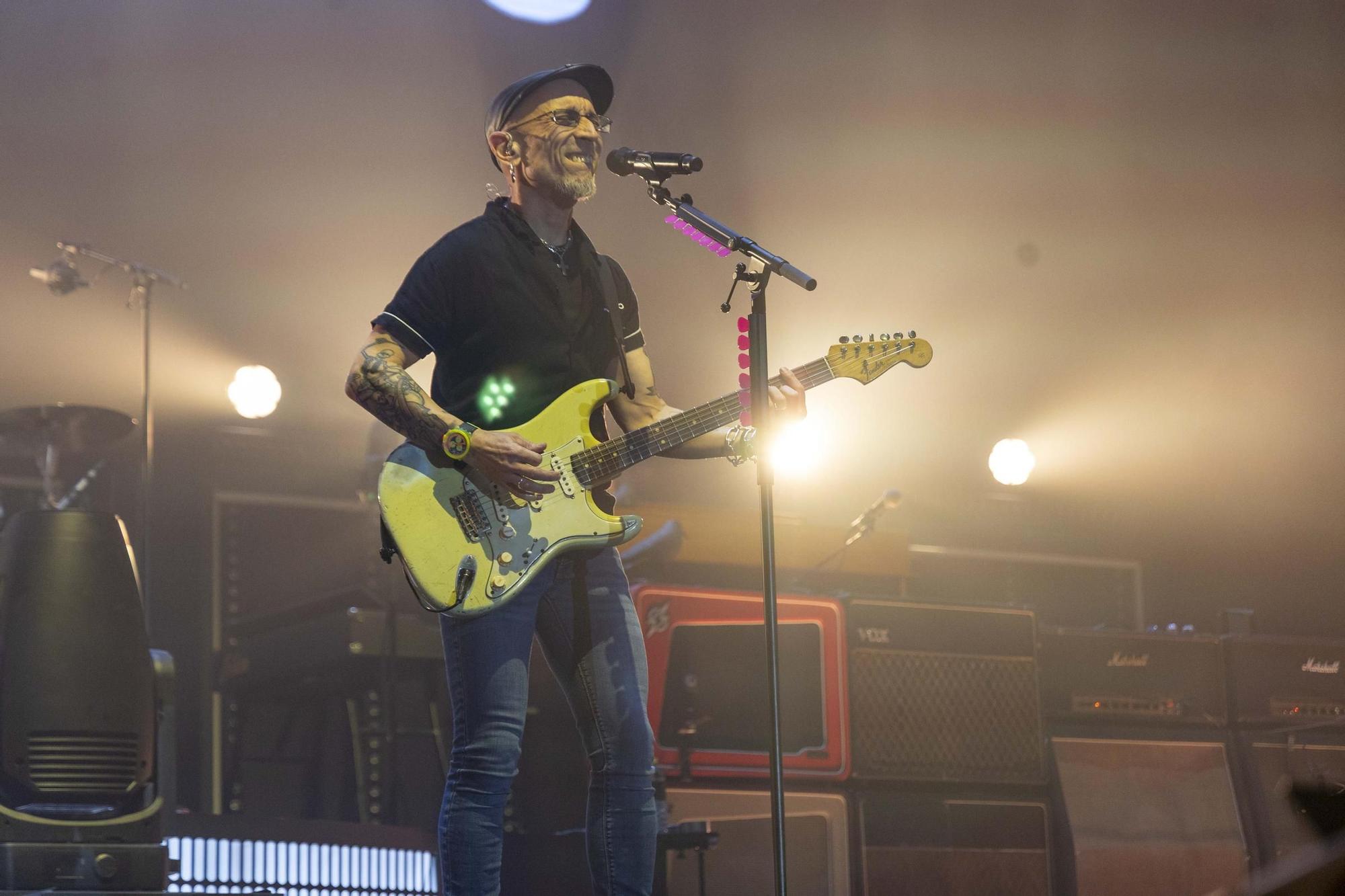 El Multiusos Fontes do Sar a los pies de Fito y sus fitipaldis