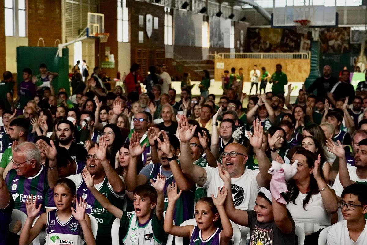 Aficionados del Unicaja CB disfrutan de la Final Four en el pabellón de Los Guindos