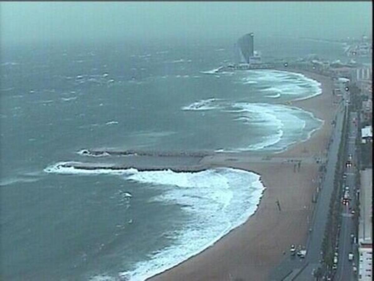 Vista de la platja de la Barceloneta, afectada pel temporal de vent i pluja, amb l’Hotel W al fons.
