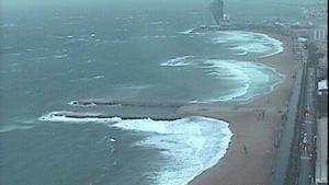 Vista de la platja de la Barceloneta, afectada pel temporal de vent i pluja, amb l’Hotel W al fons.