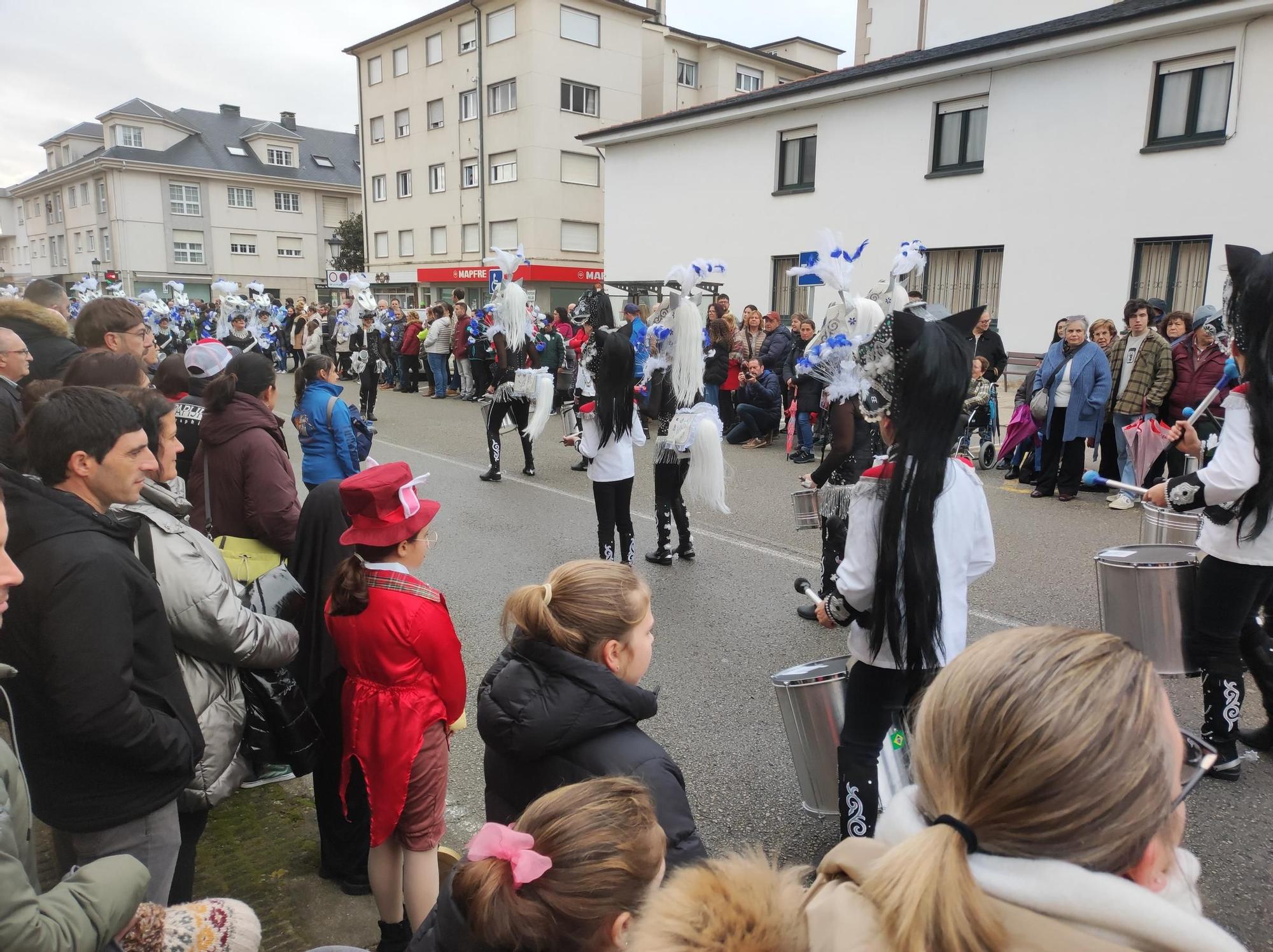 En imágenes: Las calles de Tapia se llenan para ver su vistoso desfile de Carnaval