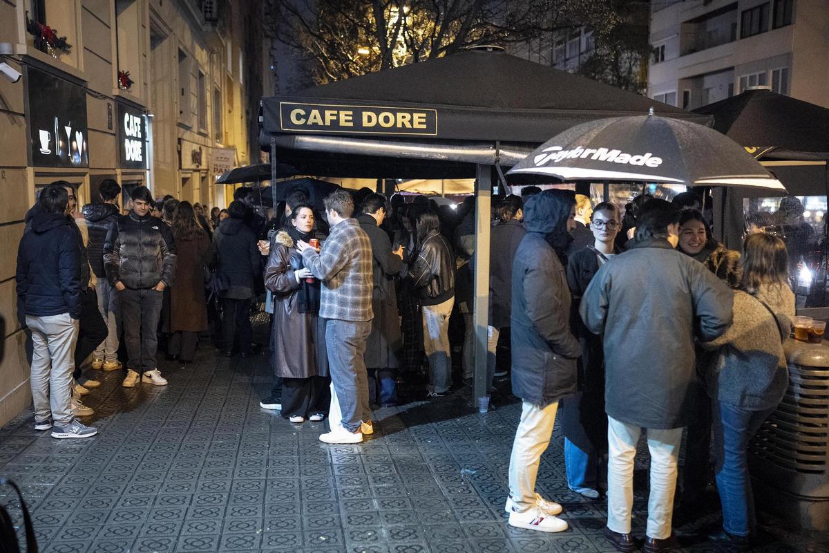 La lluvia diluye el botellón de Mandri
