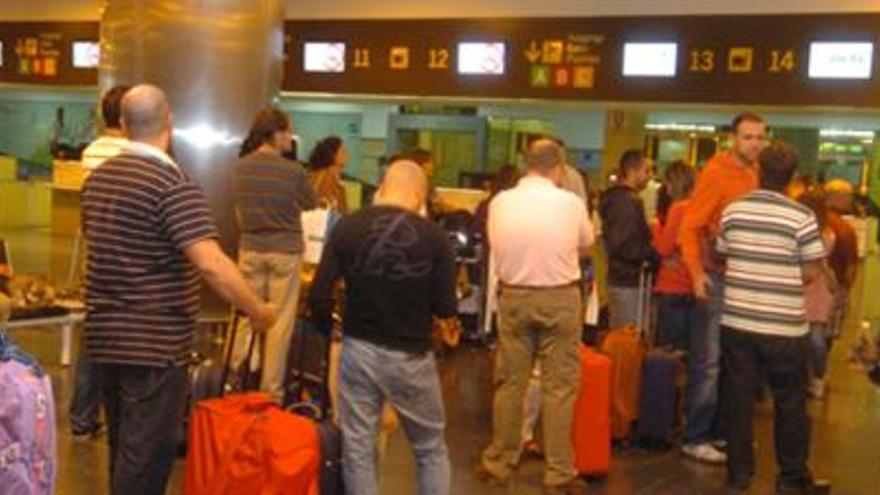 Pasajeros facturando sus equipajes en el aeropuerto de Gran Canaria. i ADOLFO MARRERO