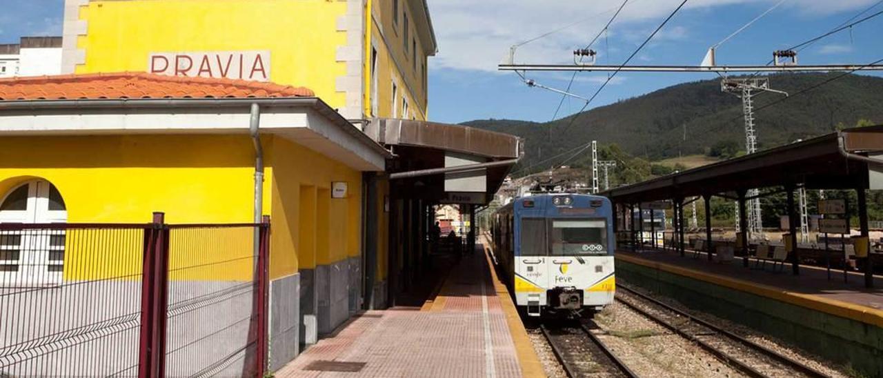 Un tren parado en la estación de San Esteban.