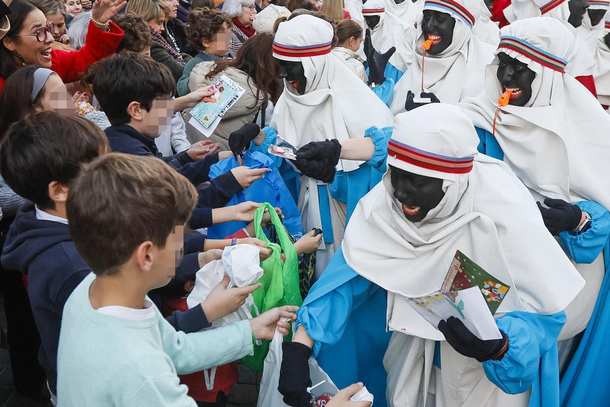 SEVILLA, 03/01/2025.- El Heraldo Real recorre las calles de Sevilla acompañado por un centenar de Beduinos que recogen las carta a los reyes Magos de los niños Sevillanos y reparten miles de golosinas a su paso.EFE /José Manuel Vidal