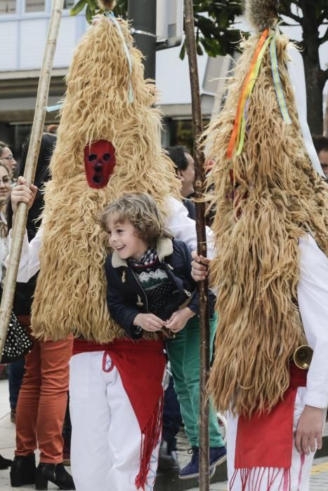 Desfile en Pola de Siero para celebrar los Güevos Pintos