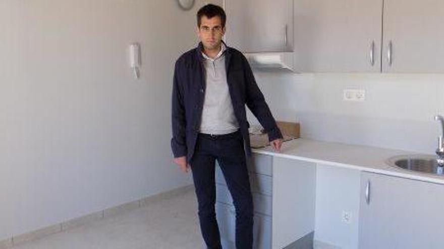 L&#039;alcalde de Cardona, Ferran Estruch, a l&#039;interior d&#039;un dels pisos
