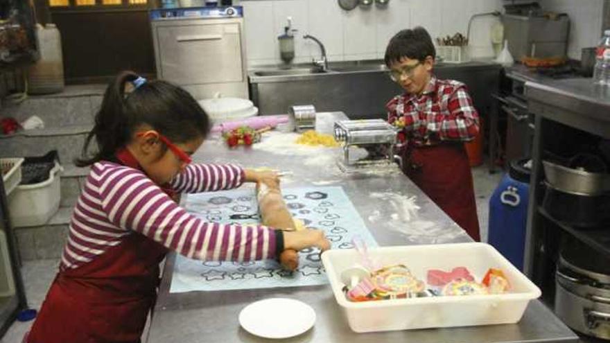 Lucía Elizande Díez, de siete años, en la panadería familiar donde le gusta ir a ayudar.