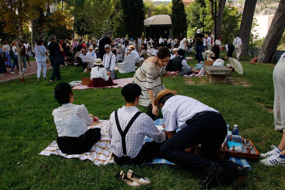 Grupos de personas disfrutando de un picnic en el paseo de Cervantes.