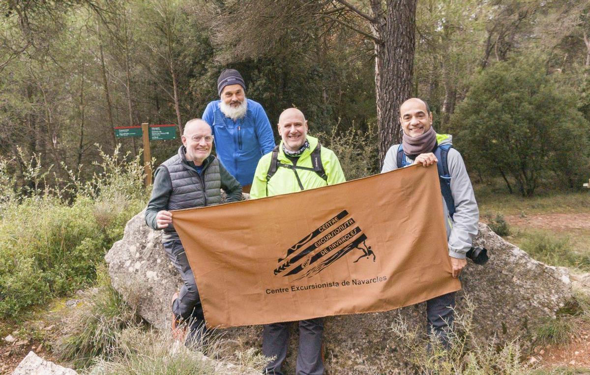 Una fotografia amb el cartell del Centre Excursionista de Navarcles al dolmen de Cruïlles
