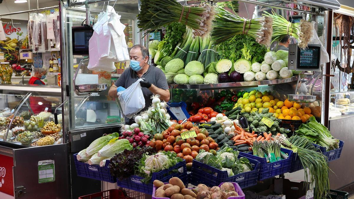 Un trabajador de una frutería de un mercado en una imagen de archivo.