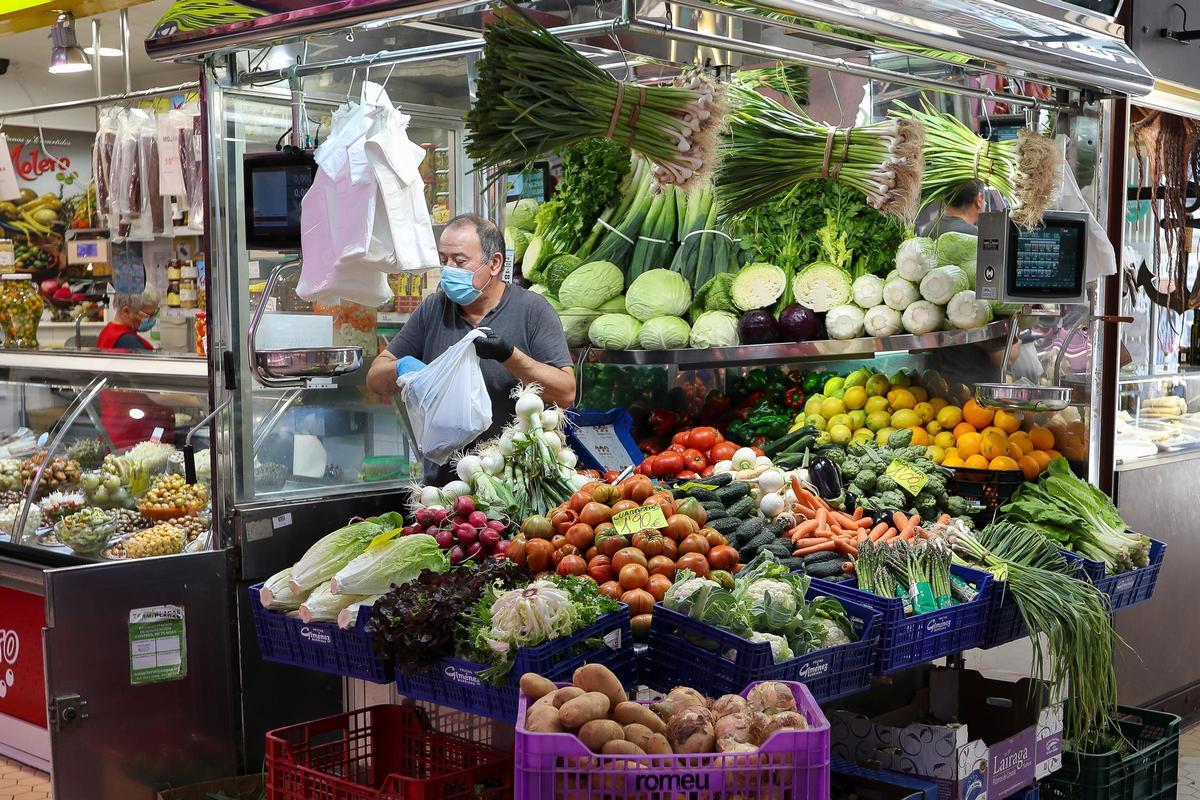 Archivo - Un trabajador de una frutería de un mercado, foto de archivo