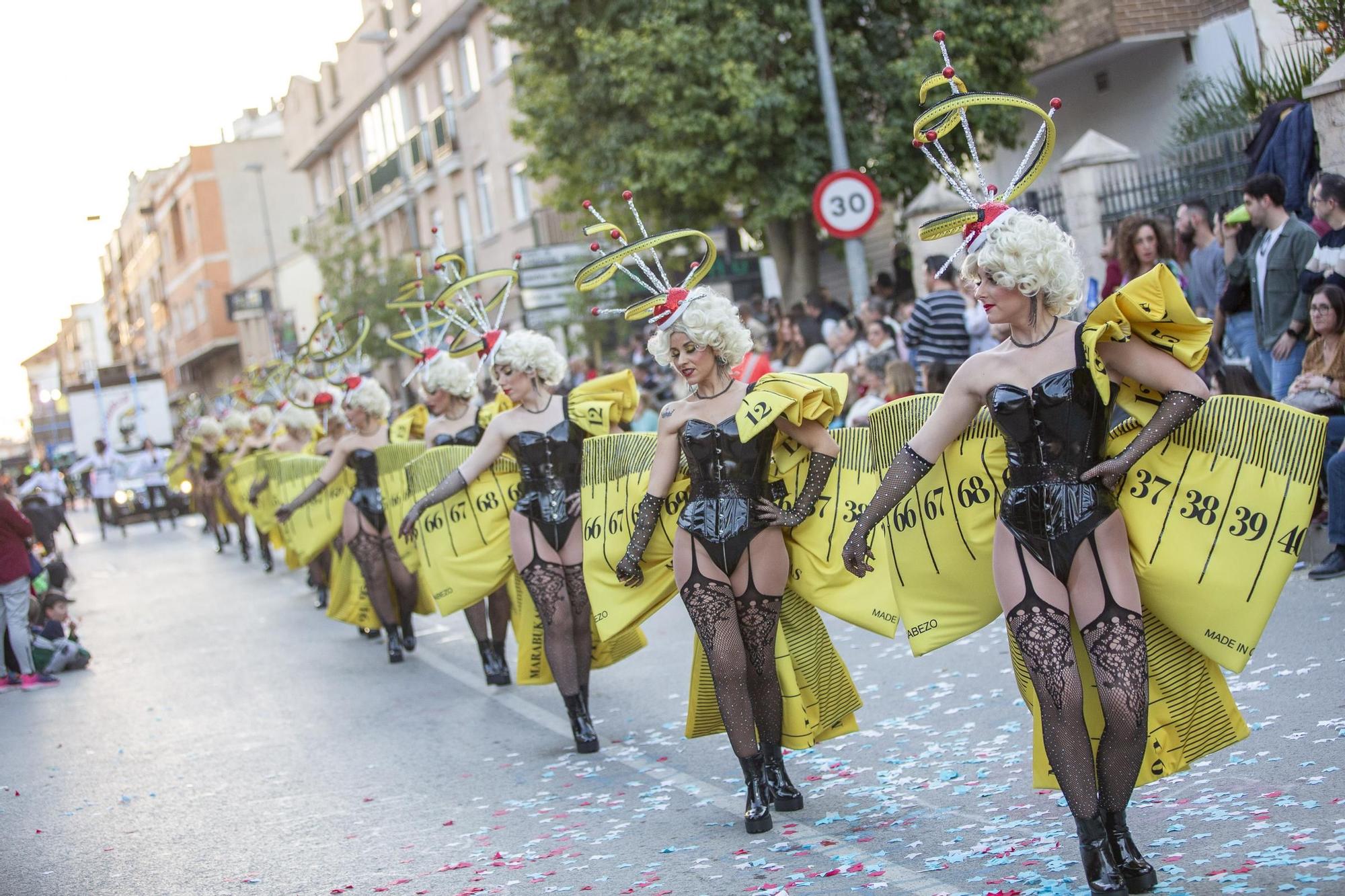 Las imágenes des desfile del martes 13 de febrero del carnaval de Cabezo de Torres 2024