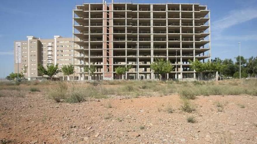 Un edificIo a medio construir situado en el barrio de Sensal de la capital de la Plana.