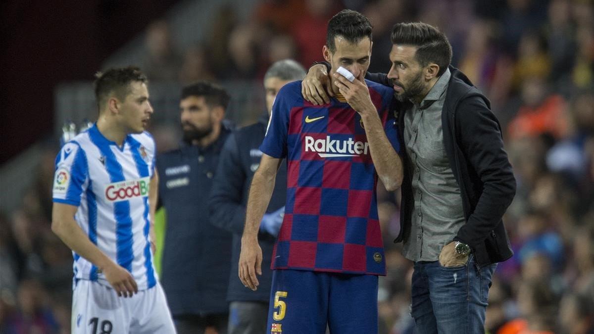 Eder Sarabia habla con Sergio Busquets durante el Barça-Real Sociedad.