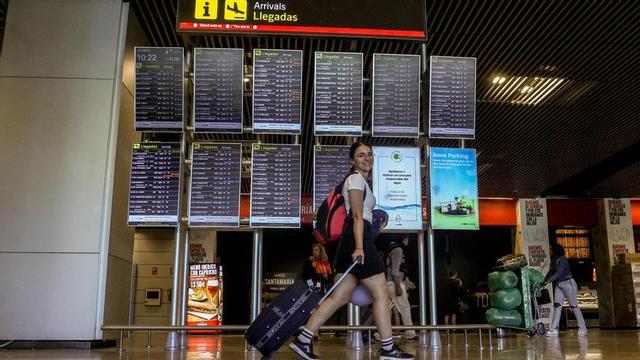 Archivo - Una mujer con una maleta en el aeropuerto Adolfo Suárez-Madrid Barajas, a 4 de agosto de 2023, en Madrid (España).
