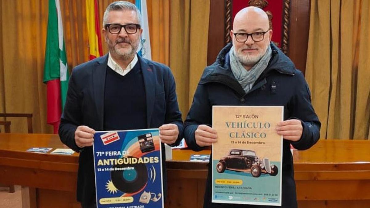 Manuel Magariños y Óscar Durán, con los carteles.