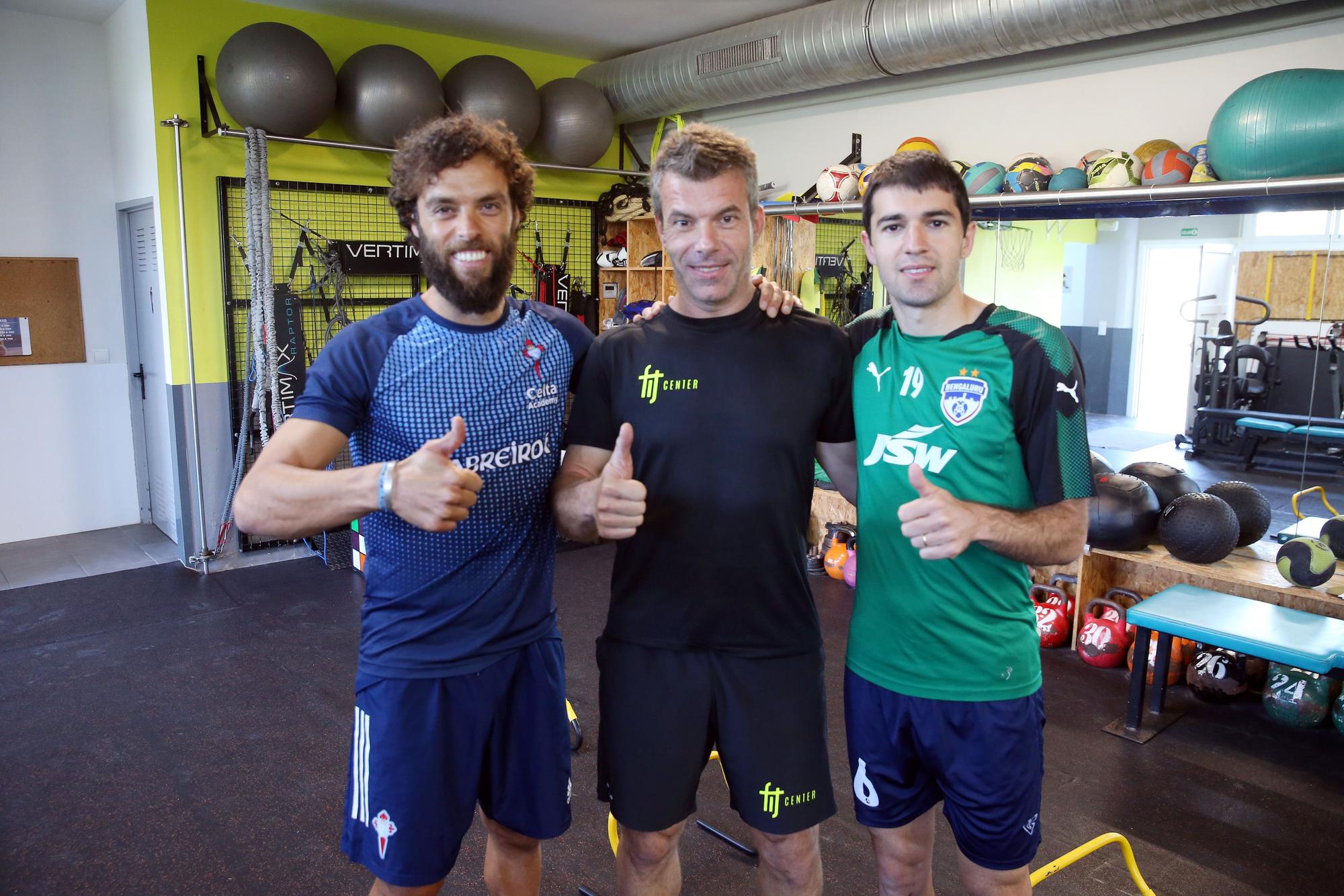 Sergio Álvarez, Joan Rodríguez y Toni Dovale, en el gimnasio iFit en O Vao.