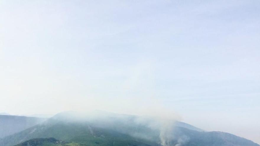 Imagen del incendio que se registra en Ibias.