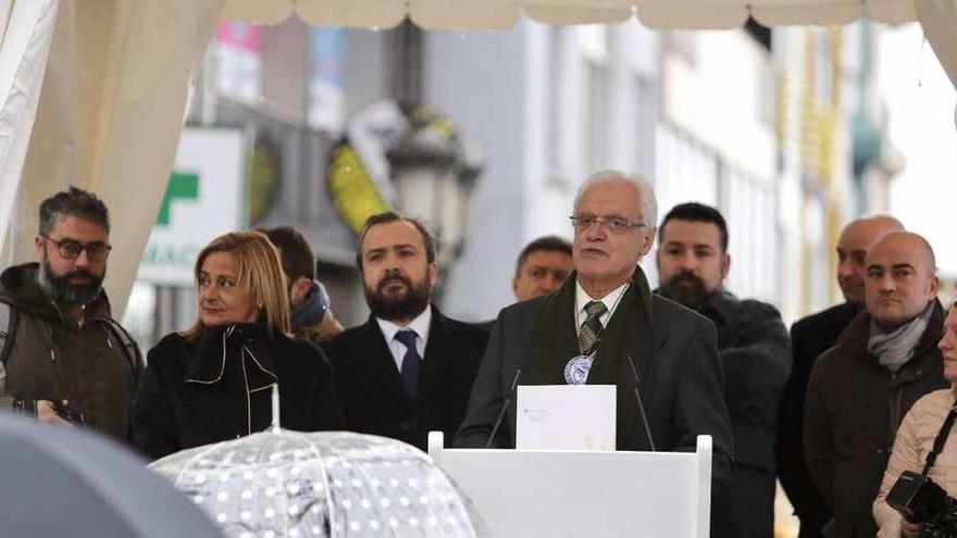 Víctor Fdez. Freixanes dio el pregón desde un palco en el que también estuvieron, entre otros, el alcalde de Lalín o la presidenta de la Diputación de Pontevedra. // Bernabé