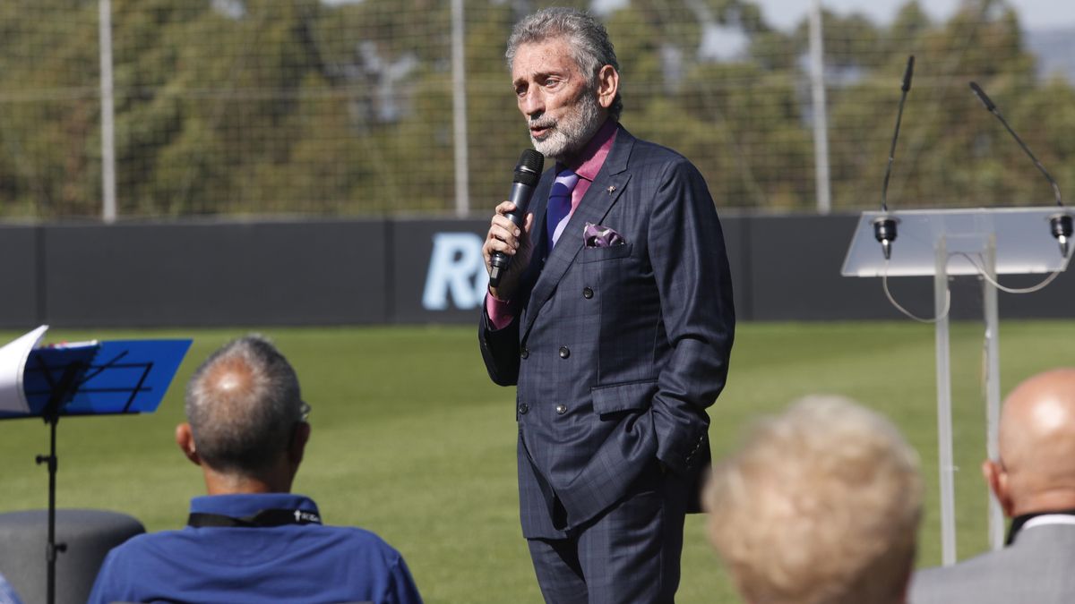 El presidente del Celta, Carlos Mouriño, con un grupo de abonados veteranos.