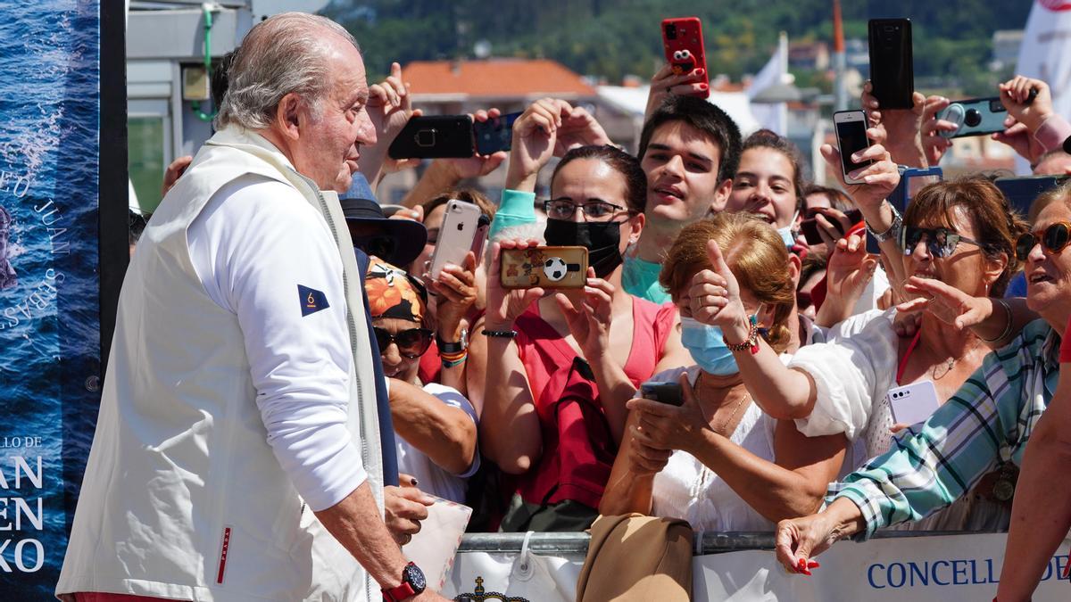 Caluroso recibimiento de Sanxenxo al rey emérito, cuando acudió este viernes al Real Club Náutico.