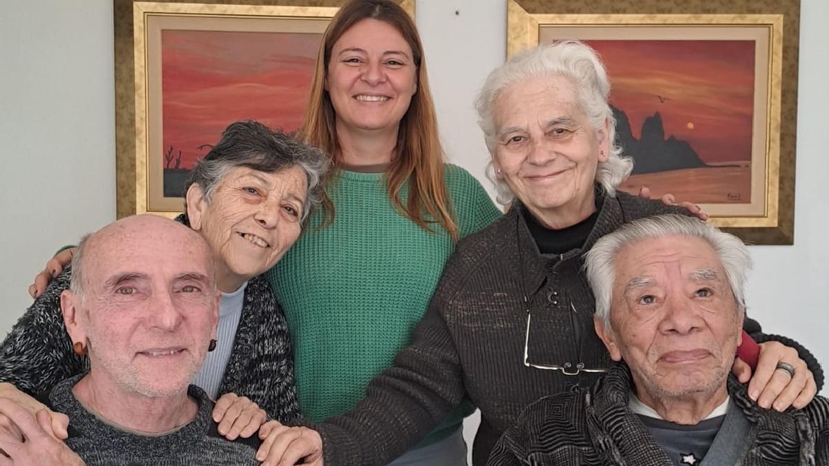 Participantes de Hogares Compartidos, con voluntarios.