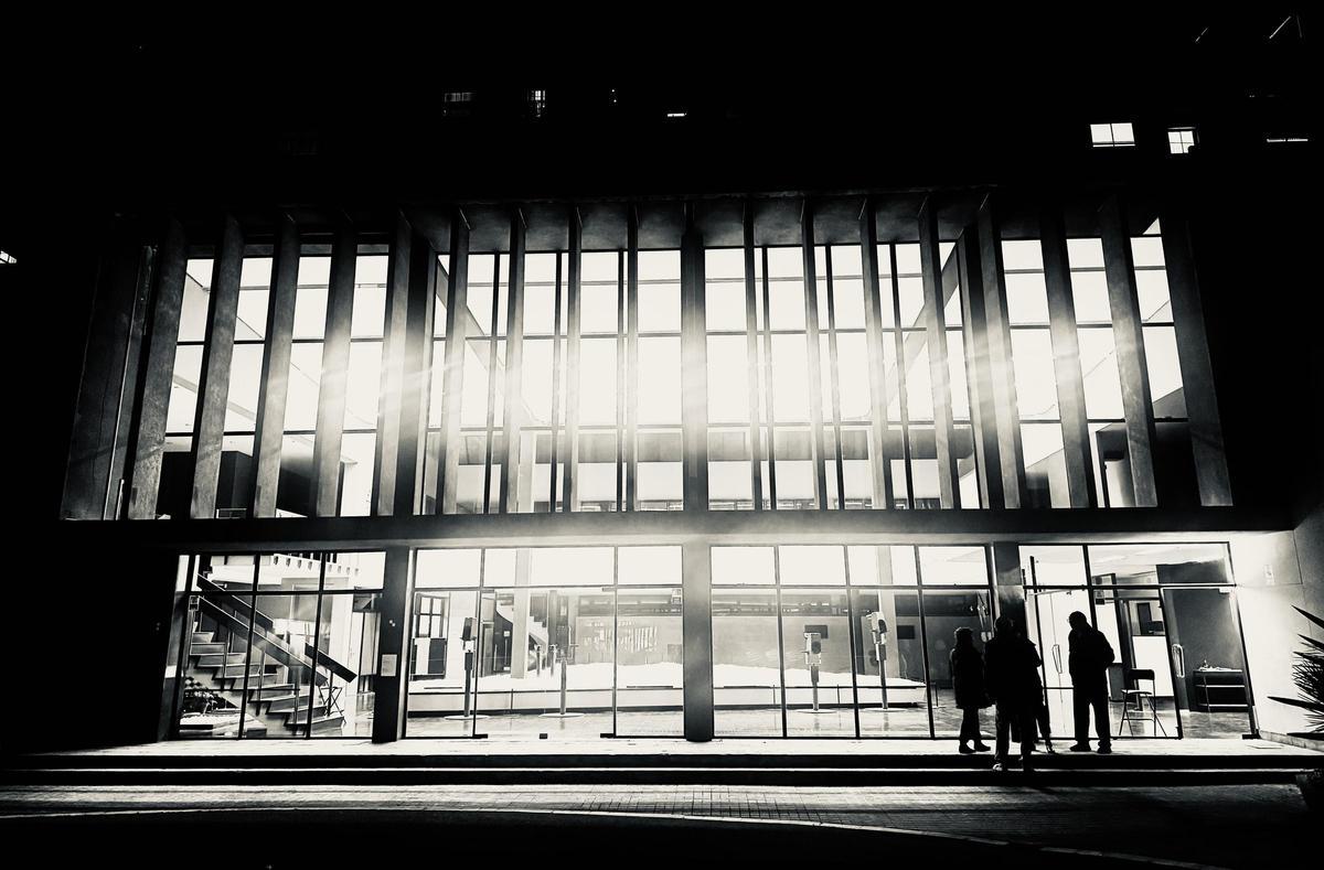 Gustau Gili, sede la Capitalidad Mundial de la Arquitectura 2026, de noche.