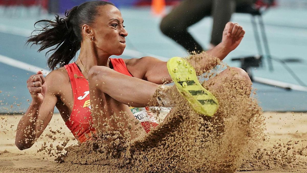 Ana Peleteiro aterriza en uno de los saltos de la final de ayer.  // EFE