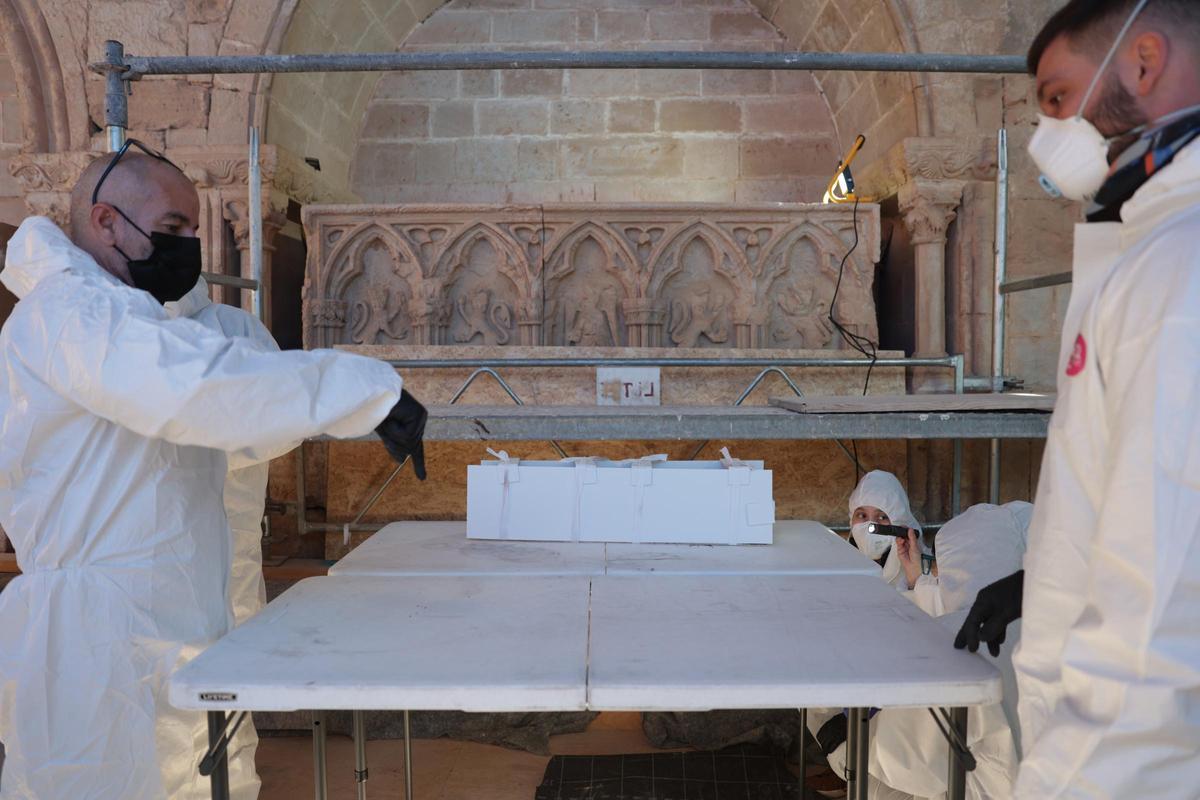 Santes Creus desvela el contenido de seis sarcófagos medievales inviolados