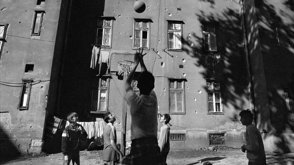DOCUMENTAL ALBUM DE POSGUERRA sobre el reencuentro entre Gervasio Sanchez y los ninos que fotografio durante la guerra de Bosnia Sarajevo PIE DE FOTO Teens playing in a courtyard heavily hit by shells in 1993  FOTO GERVASIO SANCHEZ