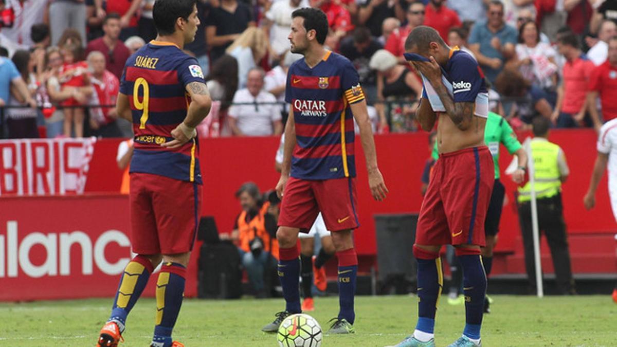 Luis Suárez, Busquets y Neymar se lamentan durante el Sevilla-Barça