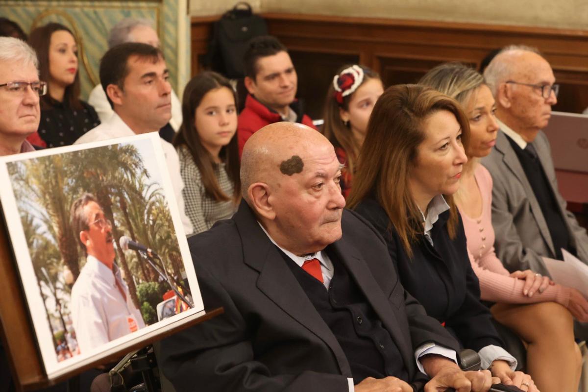 Javier Cabo, junto a una imagen de José de la Casa. A la derecha, el hermano de Pedro Ferrándiz