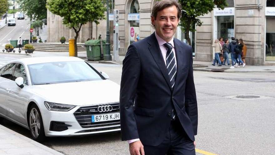 José Miguel Aparicio, el pasado jueves, con un Audi A7 en la céntrica calle de García Barbón. // M.G. Brea