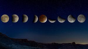 Fases de la luna sobre un cielo con lluvia de estrellas Perseidas.