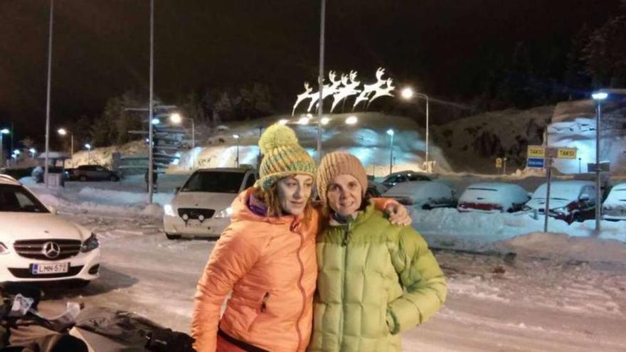 Chus Lago y Estela Estévez, el miércoles a su llegada a Rovaniemi, en Laponia. // FdV
