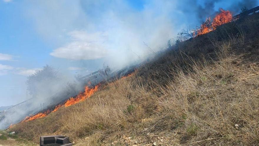 Causa un incendio en Alberic cuando robaba con un soplete el guardarraíl de un puente que salva la autovía