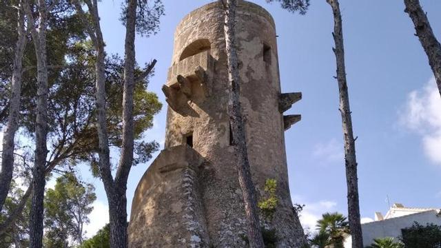 La torre vigía del siglo XIV del Portitxol, que, al igual que la de Ambolo, es de titularidad privada.