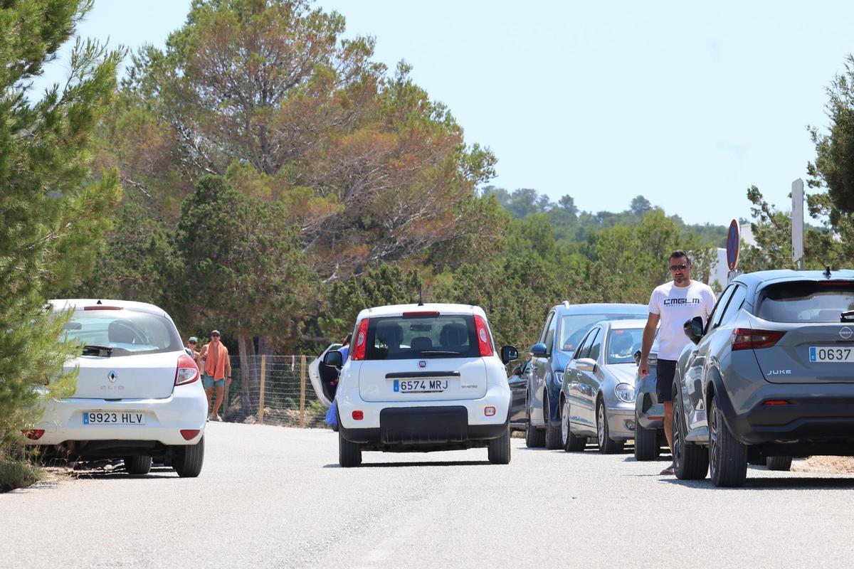 Crónica de un domingo en cala d'Hort con el aparcamiento cerrado.