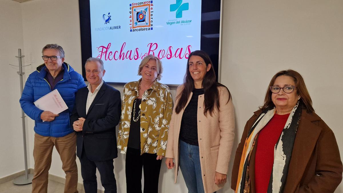 Patrocinadores y promotores durante la presentación del proyecto ‘Flechas Rosas’ de este año.