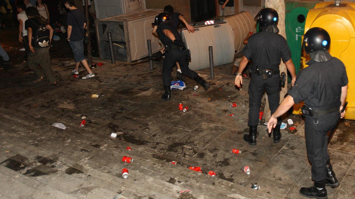 Nova nit de disturbis a la Seu d’Urgell entre Mossos i participants en un ‘botellon’ Nova nit de disturbis a la Seu d’Urgell entre Mossos i participants en un ‘botellon’