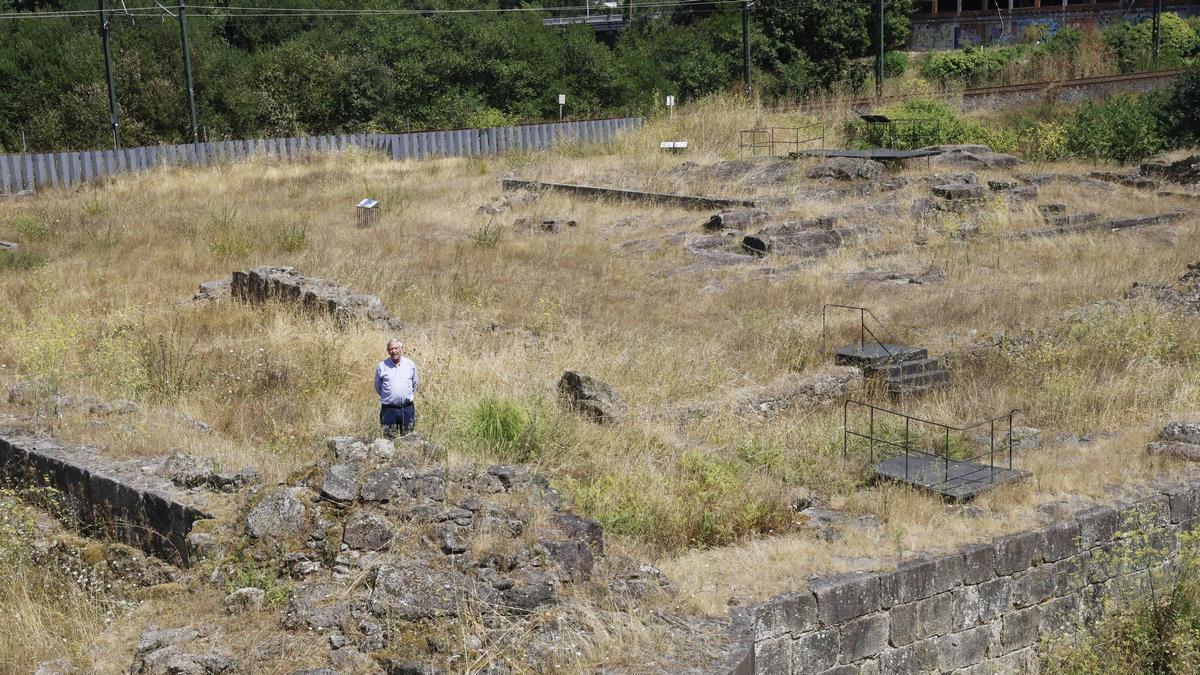 Carlos Delgado, da Asociación Cultural A Rocha Forte, entre os resto do castelo o pasado mes de agosto