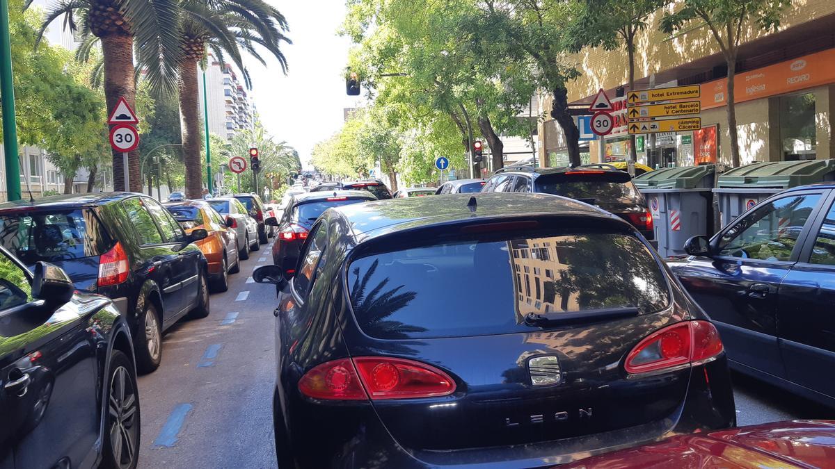 La avenida Virgen de Guadalupe, esta mañana colapsada de tráfico.