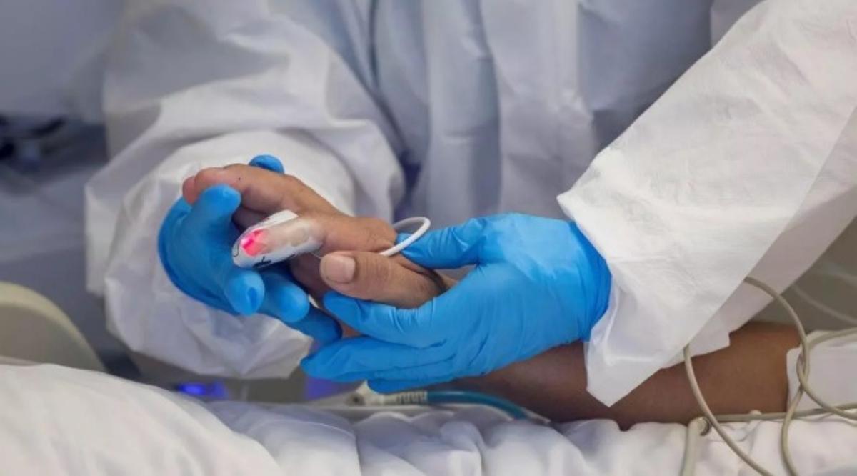 Una persona enferma en un cama.