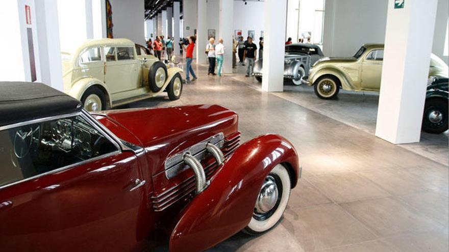 Automóviles clásicos en el Museo del Automóvil, en Tabacalera.