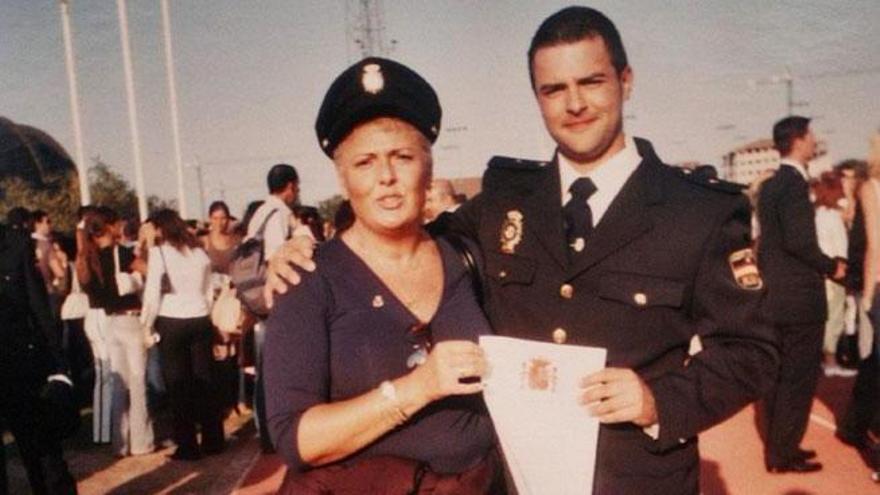 Rosi posa con su hijo Francisco el día de la graduación en la Escuela de Ávila.