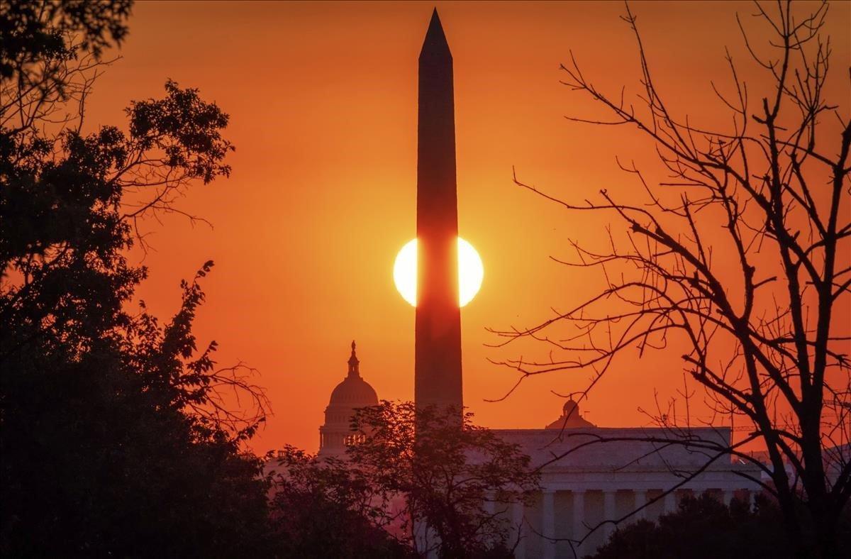 El sol se pone tras el monumento de Washington en el último día del verano, el 21 de septiembre, en Washington.